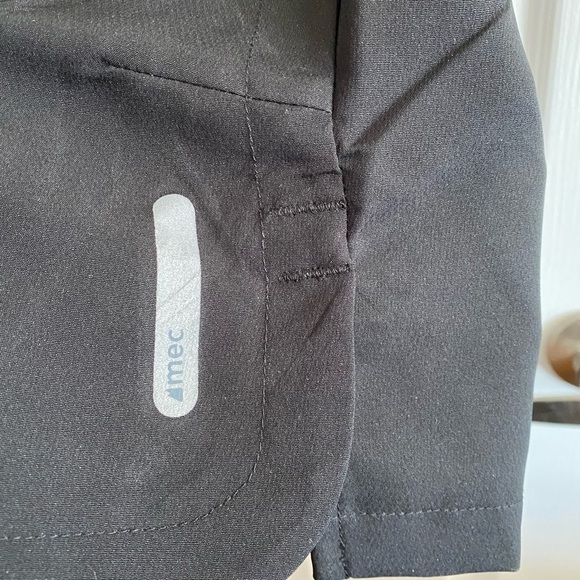 MEC black lightweight capri pants. Size 10. - Picture 3 of 3